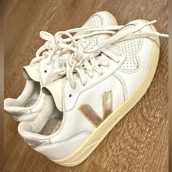 Veja Shoes - Veja V10 Prime Leather Womens Sneakers In White Bronze  Size 6